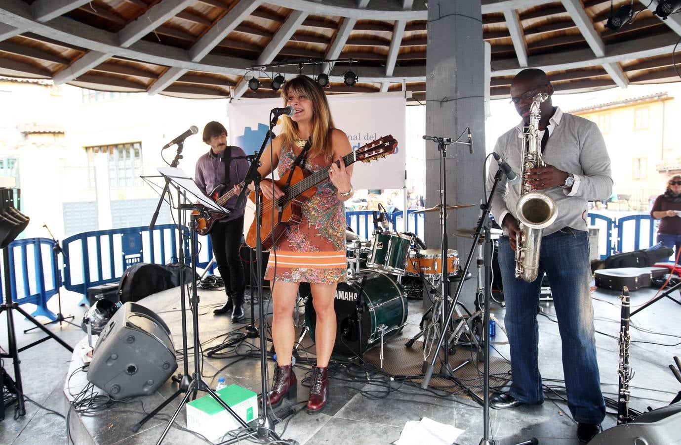 Miles de personas en la noche Blanca de Oviedo