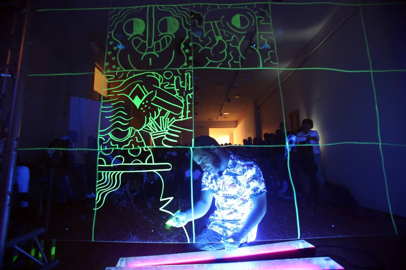 Miles de personas en la noche Blanca de Oviedo