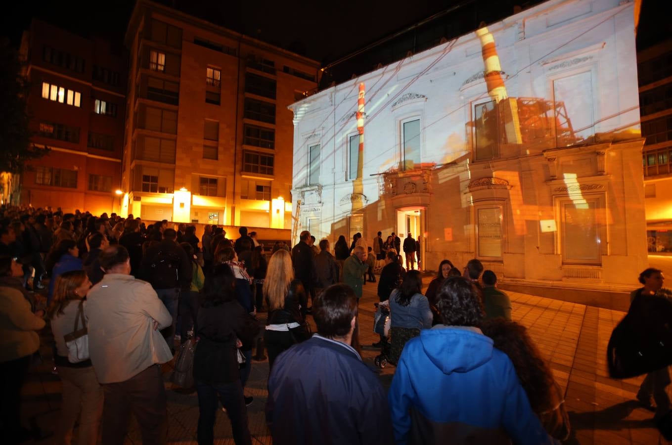 Miles de personas en la noche Blanca de Oviedo