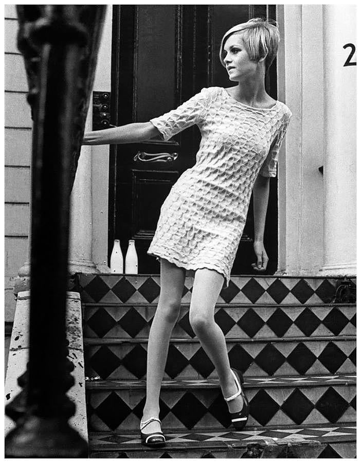 Twiggy fue un icono de la moda a mediados de la década de los años 60. Su particular estilo de usar vestidos muy cortos y minifaldas sumado a su cabello corto hacía que Twiggy fuera una inspiración para muchos diseñadores.