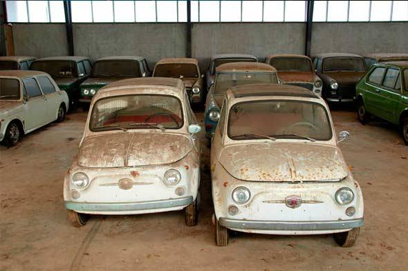 Descubren un concesionario con 200 coches nuevos abandonados desde 1981