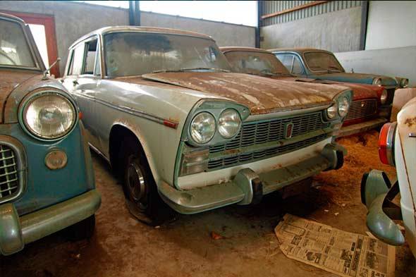 Descubren un concesionario con 200 coches nuevos abandonados desde 1981