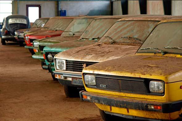 Descubren un concesionario con 200 coches nuevos abandonados desde 1981