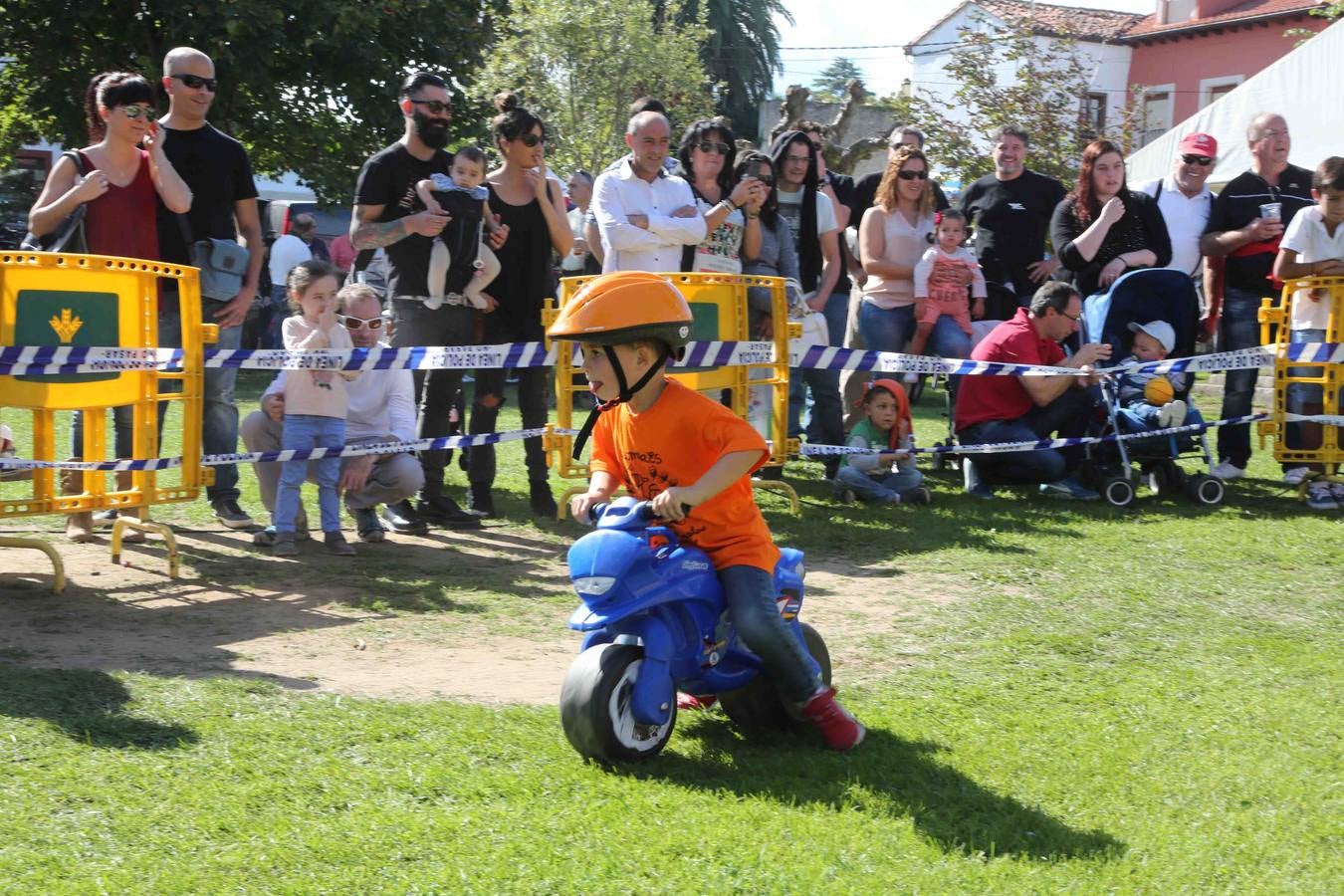 Los niños también corren en moto en Colombres