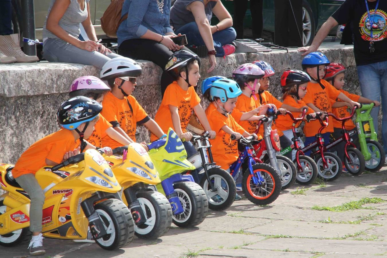 Los niños también corren en moto en Colombres