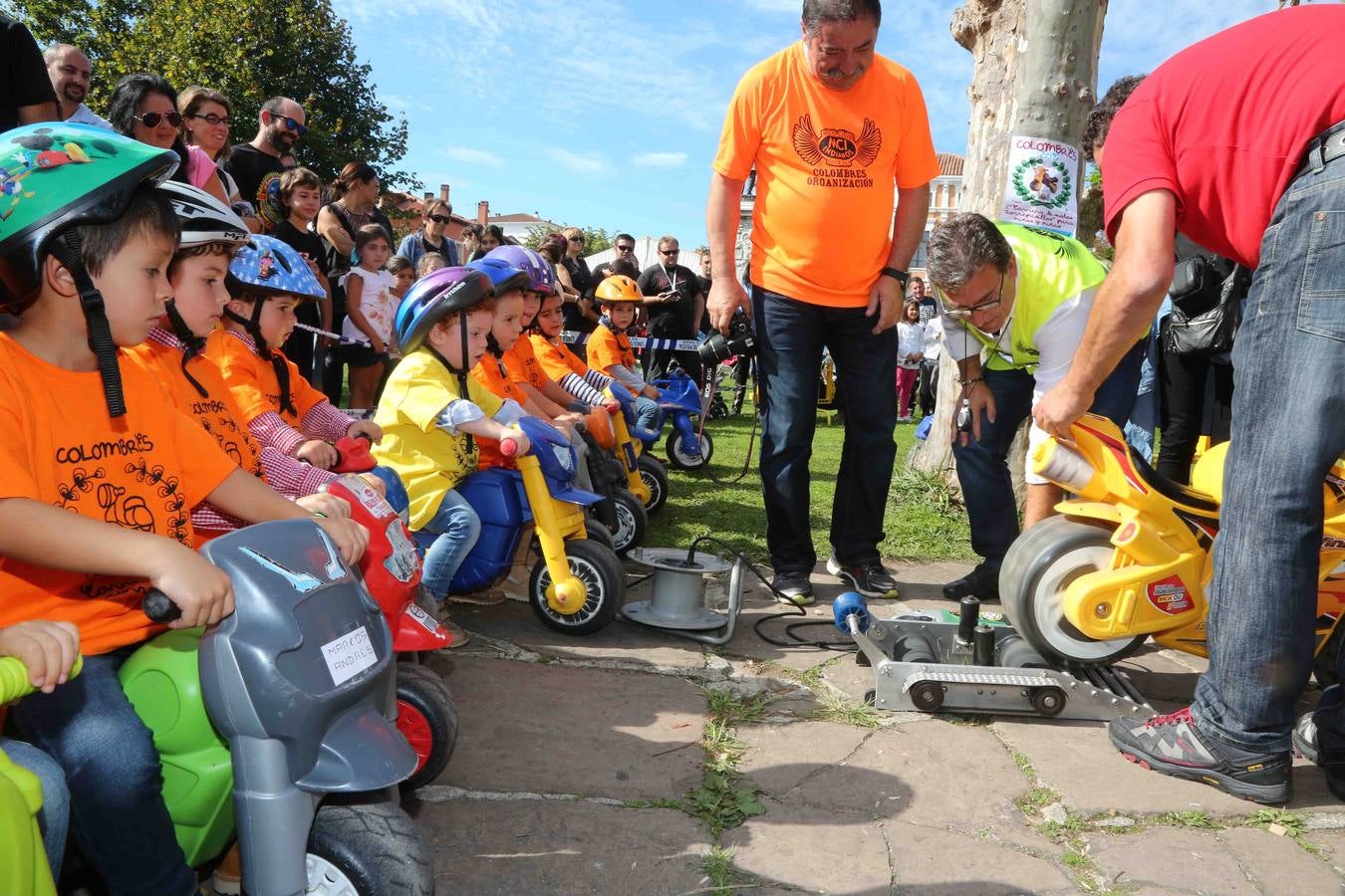 Los niños también corren en moto en Colombres