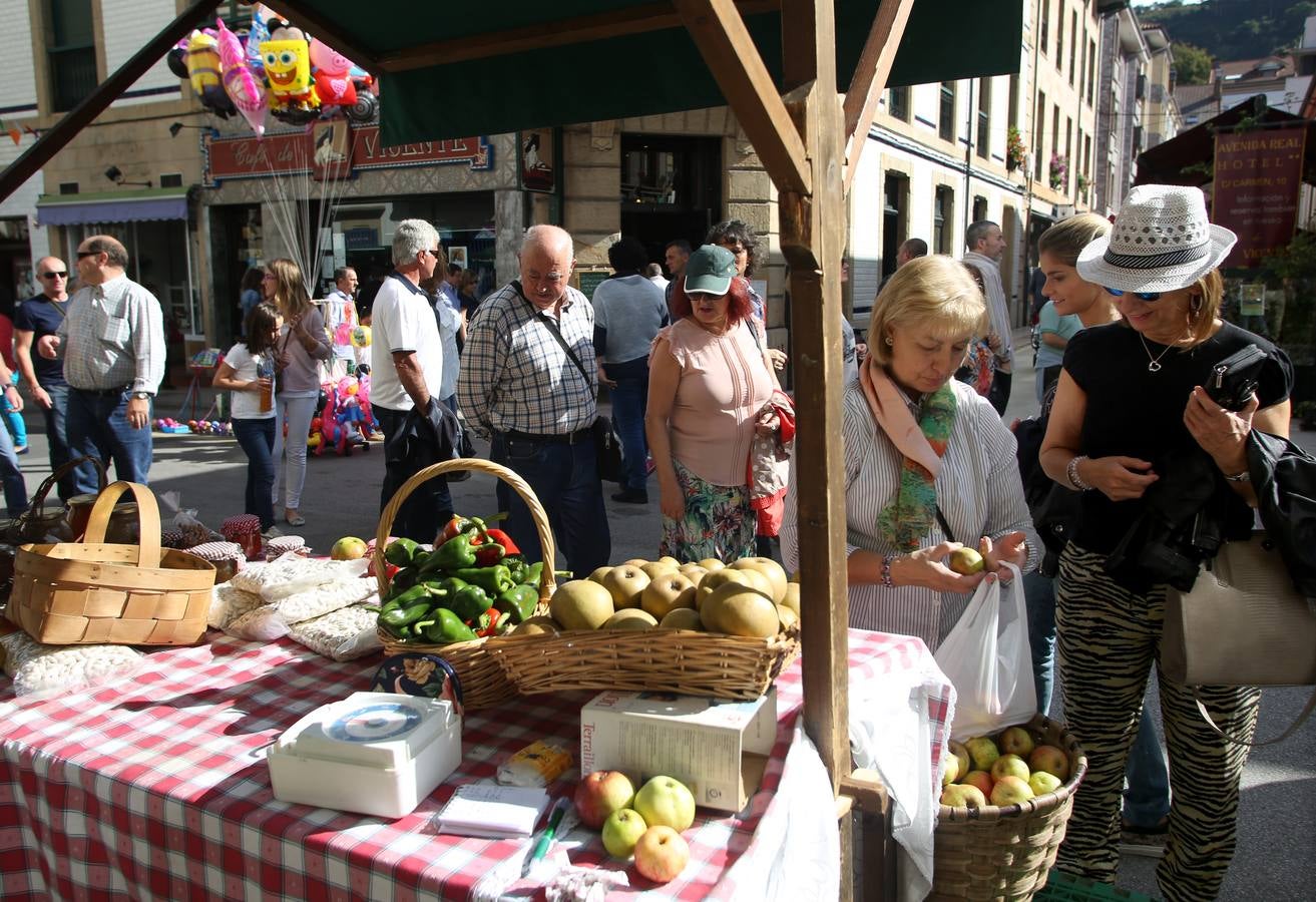 Nacho y Esther Manzano defienden el sabor asturiano en el Festival de la Manzana de Villaviciosa