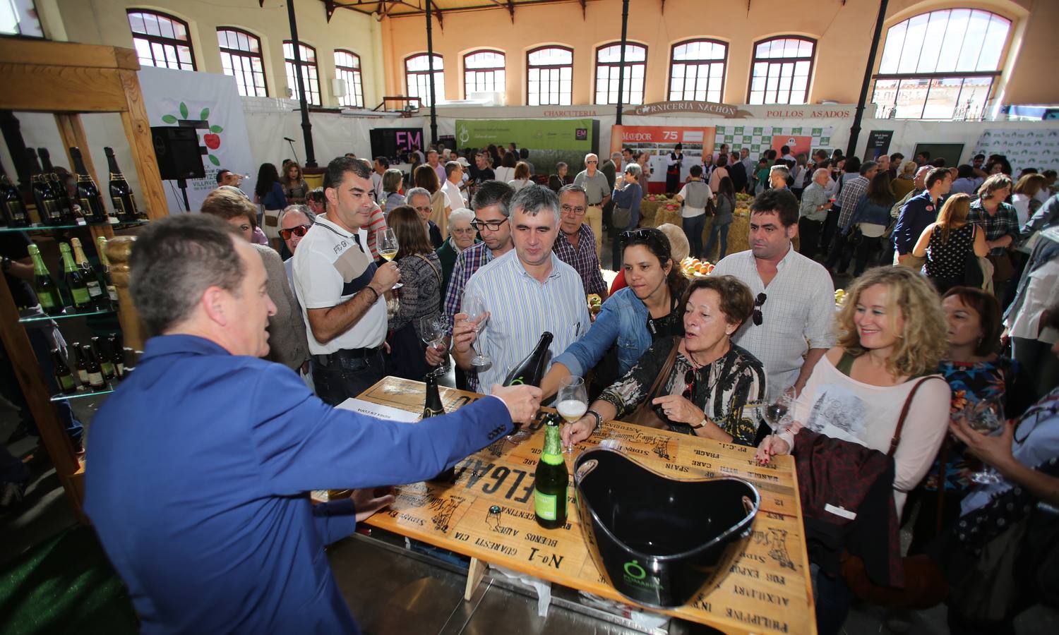 Nacho y Esther Manzano defienden el sabor asturiano en el Festival de la Manzana de Villaviciosa