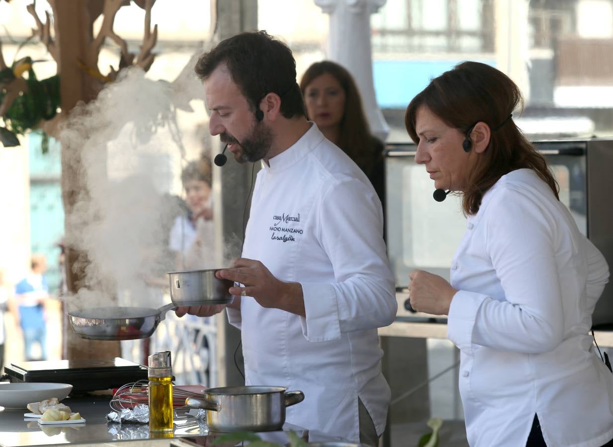 Nacho y Esther Manzano defienden el sabor asturiano en el Festival de la Manzana de Villaviciosa