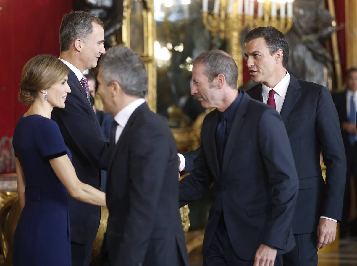 Los Reyes saludan al secretario general del PSOE, Pedro Sánchez (d).