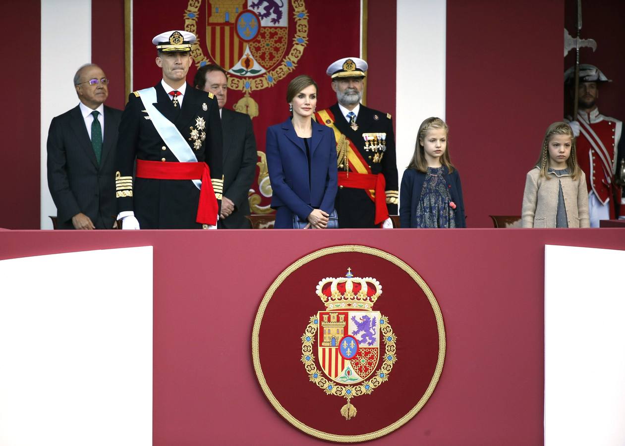 Los Reyes, junto a sus hijas, Leonor y Sofía, durante el desfile militar.