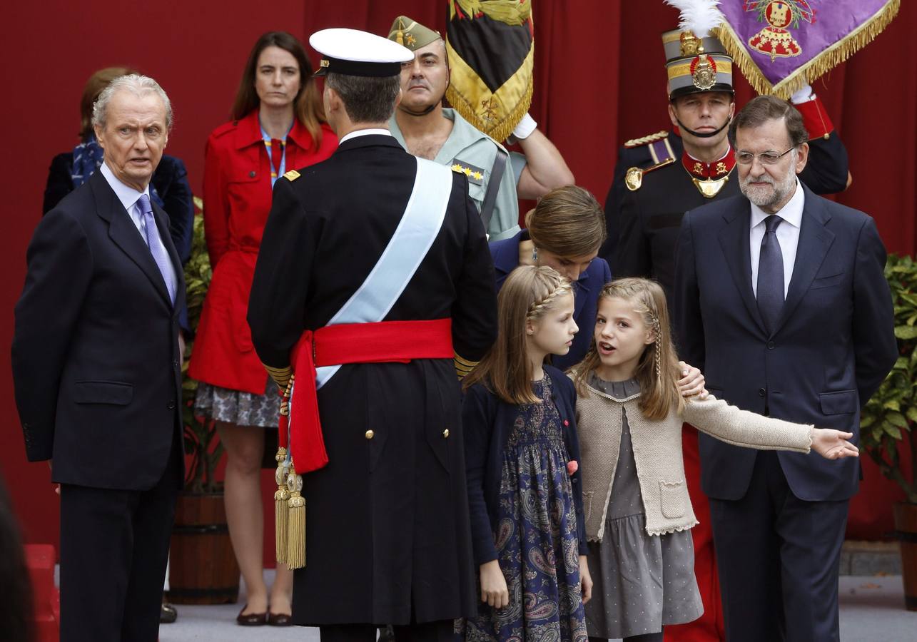 La Reina, hablando cariñosamente con sus hijas.