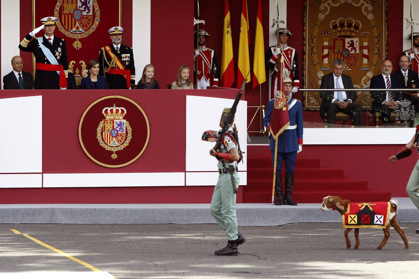 La princesa de Asturias y la infanta Sofía sonríen al paso de la mítica cabra de los Legionarios.