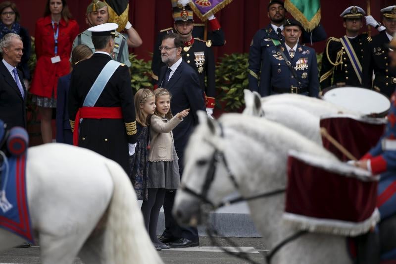 La espontaneidad de la Princesa Leonor y la Infanta Sofía en el desfile de la Fiesta Nacional