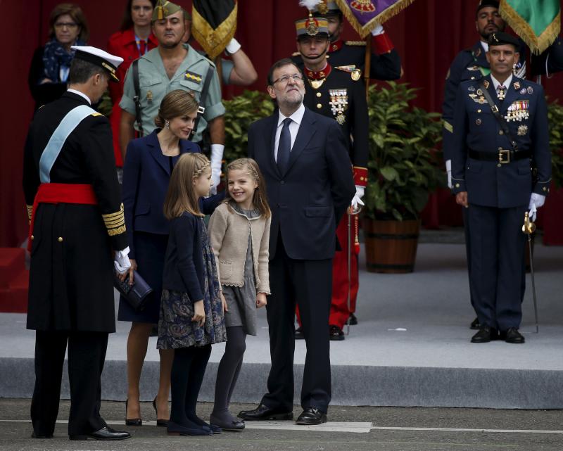 La espontaneidad de la Princesa Leonor y la Infanta Sofía en el desfile de la Fiesta Nacional