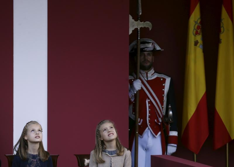 La espontaneidad de la Princesa Leonor y la Infanta Sofía en el desfile de la Fiesta Nacional