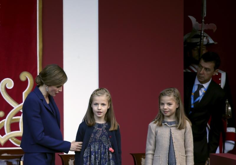 La espontaneidad de la Princesa Leonor y la Infanta Sofía en el desfile de la Fiesta Nacional