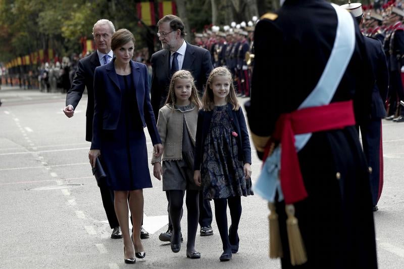 La espontaneidad de la Princesa Leonor y la Infanta Sofía en el desfile de la Fiesta Nacional