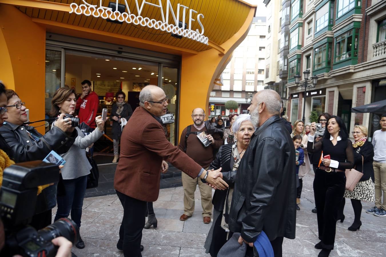 Premios Princesa: encuentro con Leonardo Padura en Avilés y visita a Oviedo