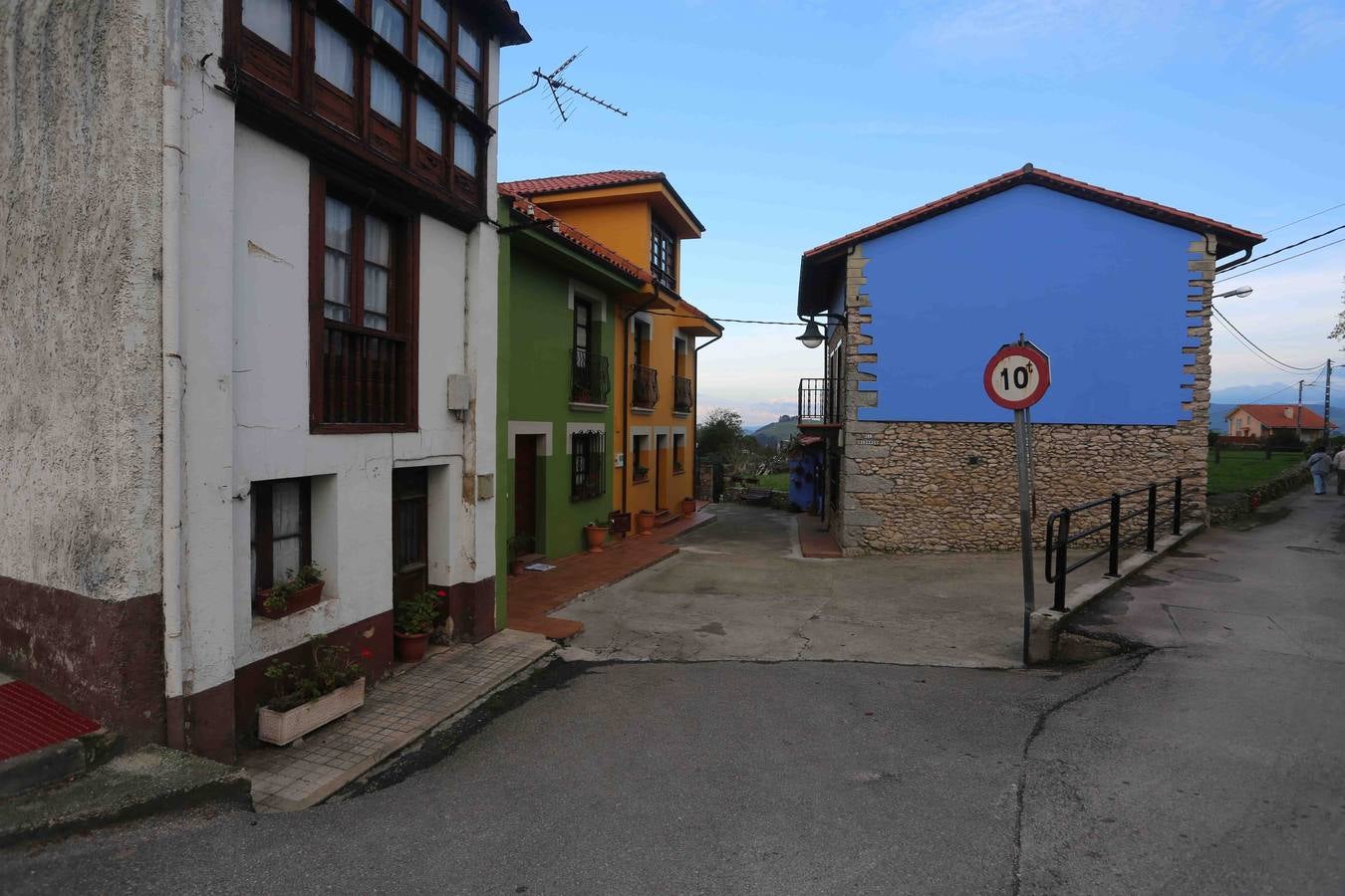 Calle Barrio Redondo. En un coqueto rincón de esta vía habrá un taller de artesanos del cuero para que Sus Majestades conozcan el desarrollo de su labo