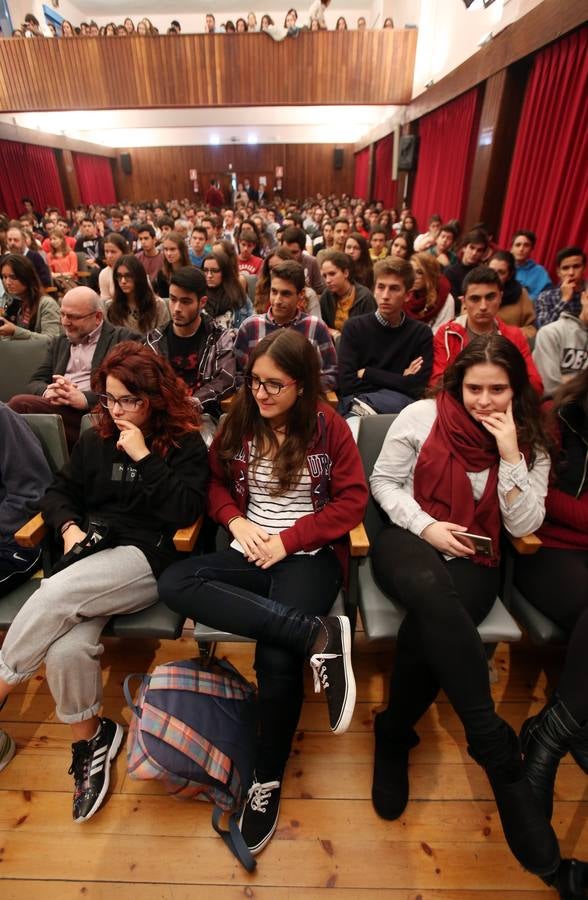 Premios Princesa de Asturias | Emilio Lledó mantiene un encuentro con estudiantes en Oviedo