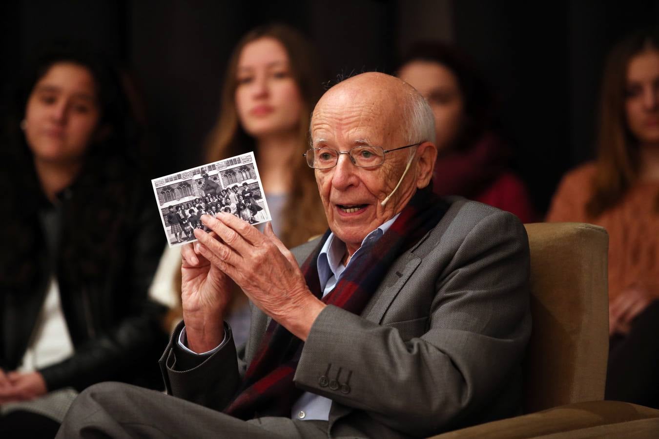 Premios Princesa de Asturias | Emilio Lledó mantiene un encuentro con estudiantes en Oviedo