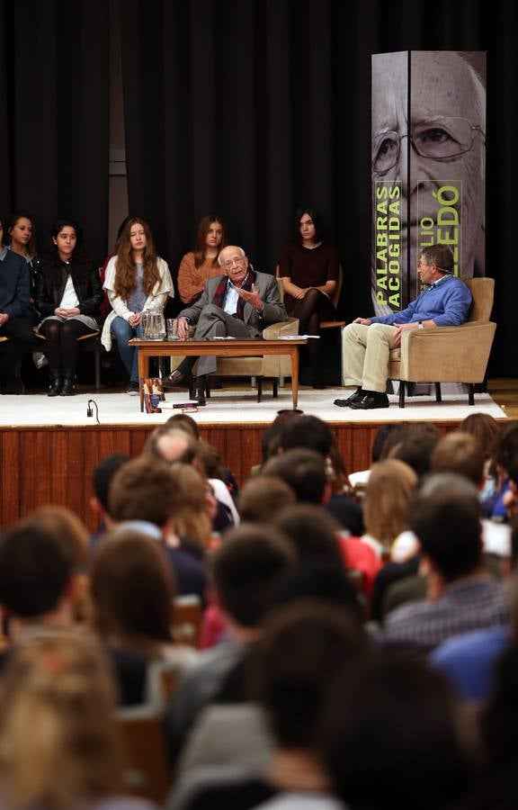 Premios Princesa de Asturias | Emilio Lledó mantiene un encuentro con estudiantes en Oviedo
