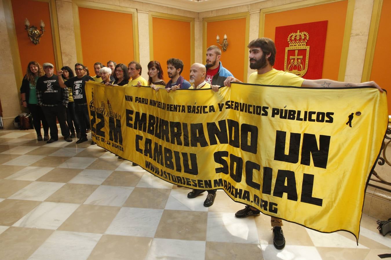 Integrantes de la Marcha por la Dignidad se encierran el Ayuntamiento de Oviedo