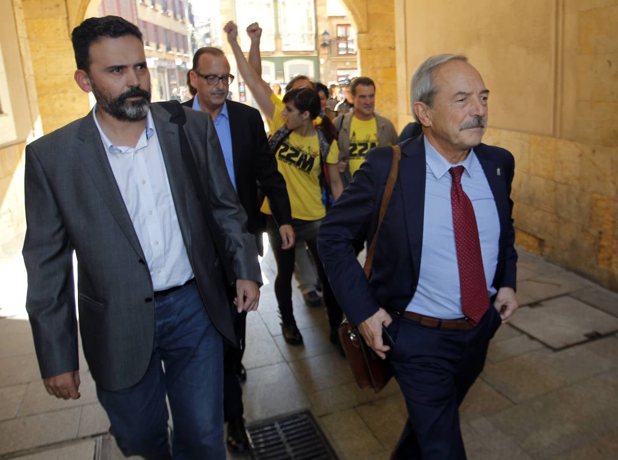 Integrantes de la Marcha por la Dignidad se encierran el Ayuntamiento de Oviedo