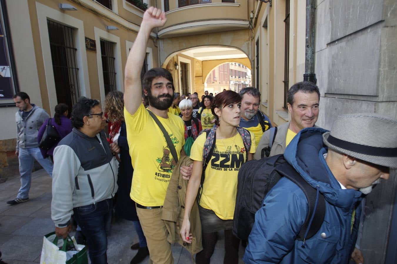 Integrantes de la Marcha por la Dignidad se encierran el Ayuntamiento de Oviedo