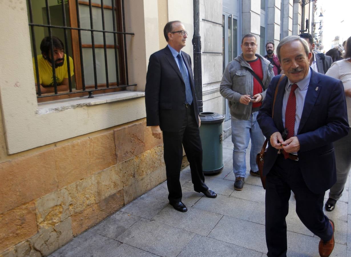 Integrantes de la Marcha por la Dignidad se encierran el Ayuntamiento de Oviedo