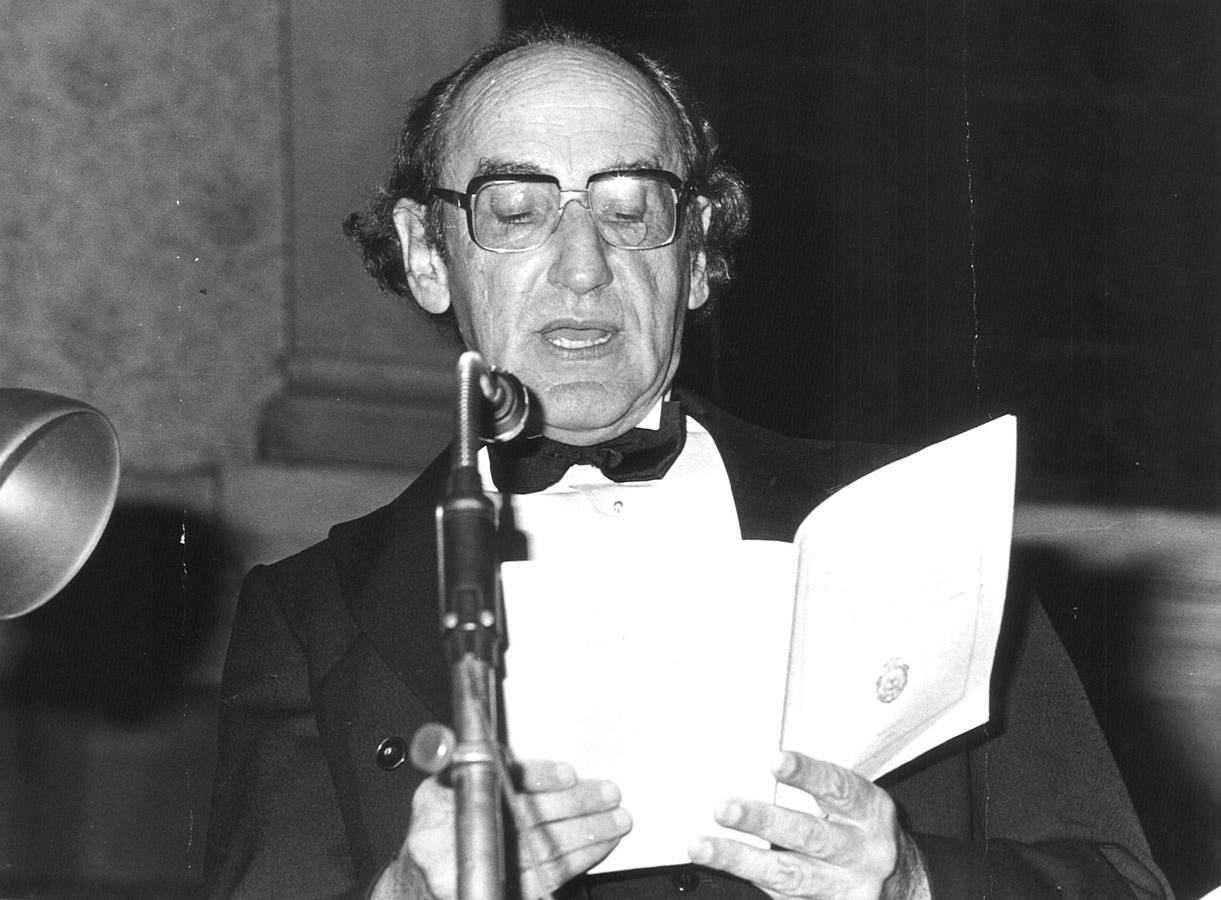 Leyendo su discurso de entrada en la Academia en 1980.