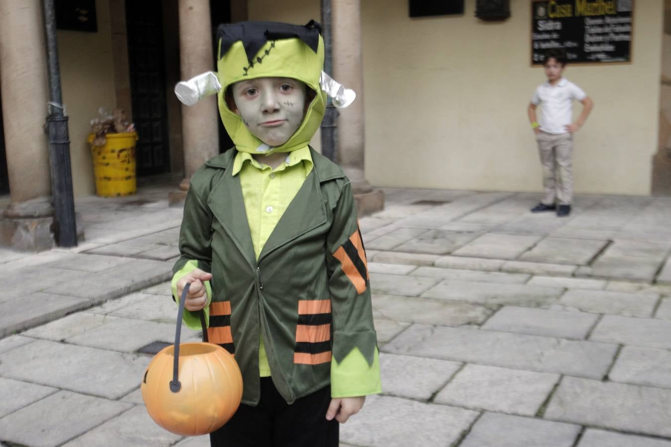 ‘Truco o trato’ en la plaza de El Fontán