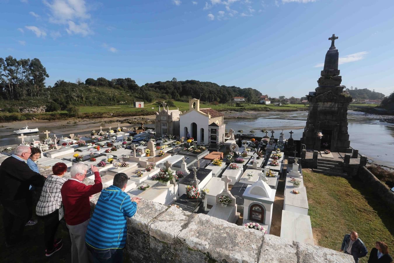 El Oriente asturiano honra a sus difuntos