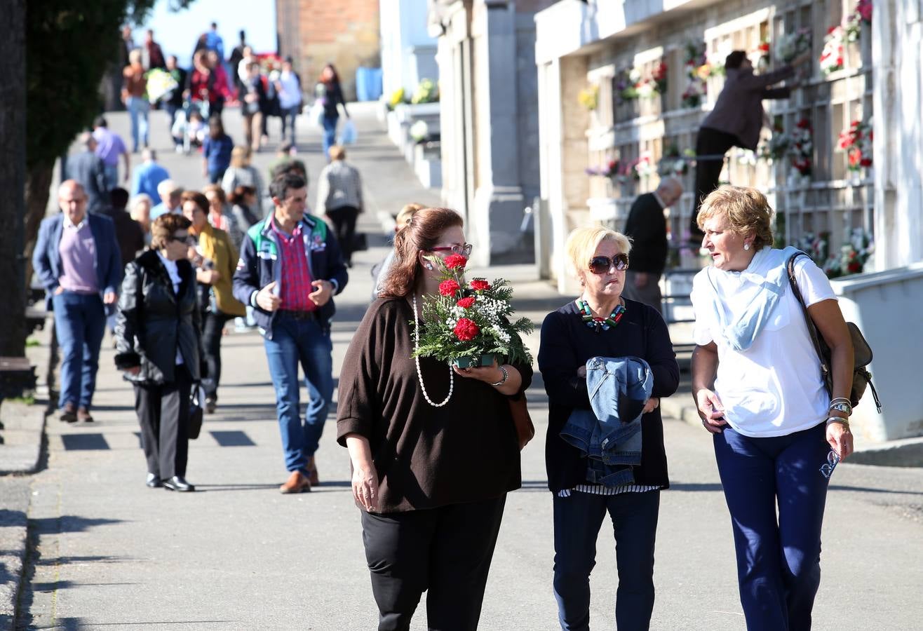 Concurrida jornada de Difuntos en los cementerios de Oviedo