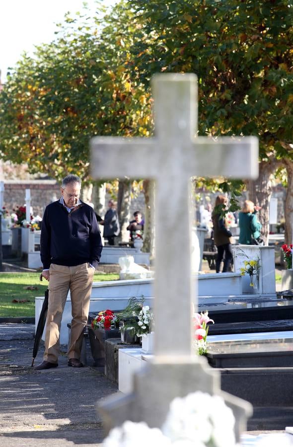 Concurrida jornada de Difuntos en los cementerios de Oviedo