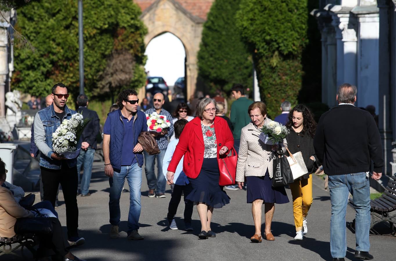 Concurrida jornada de Difuntos en los cementerios de Oviedo