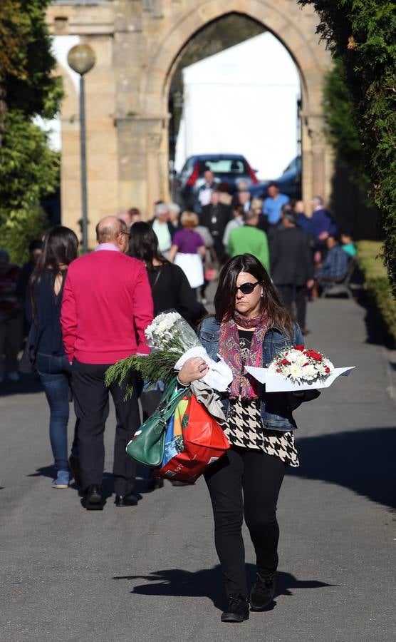 Concurrida jornada de Difuntos en los cementerios de Oviedo