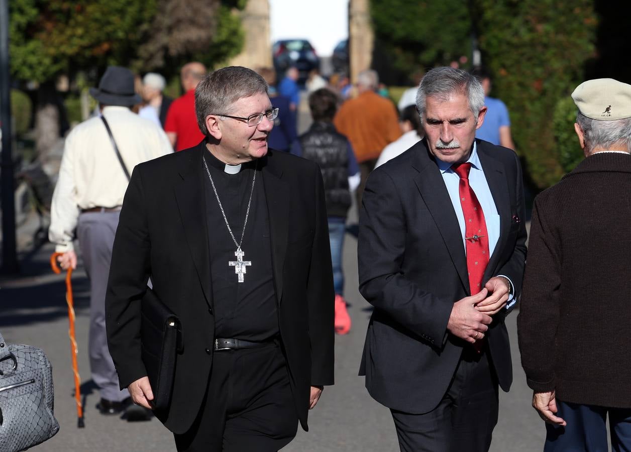 Concurrida jornada de Difuntos en los cementerios de Oviedo