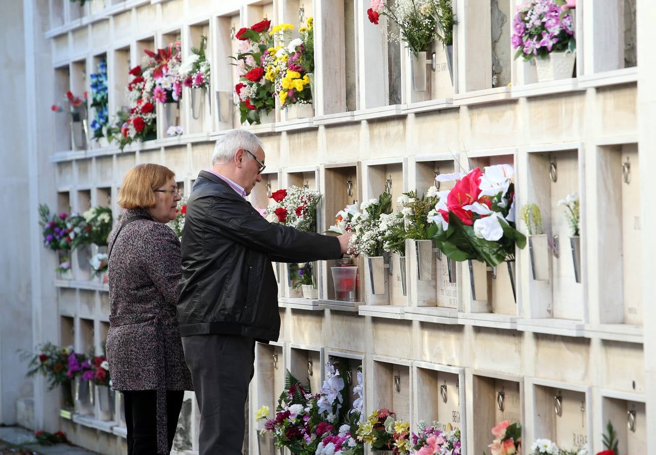 Concurrida jornada de Difuntos en los cementerios de Oviedo