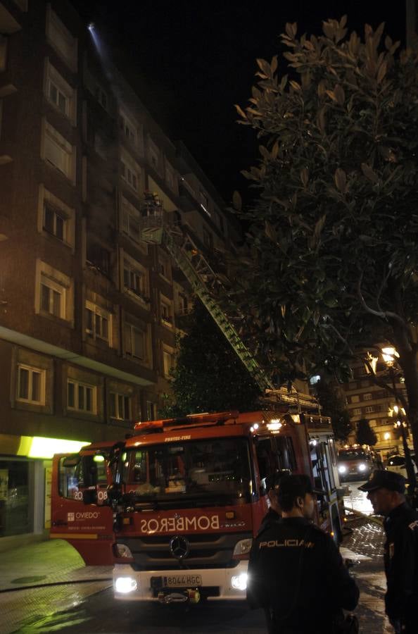 Incendio en la calle Comandante Vallespín de Oviedo