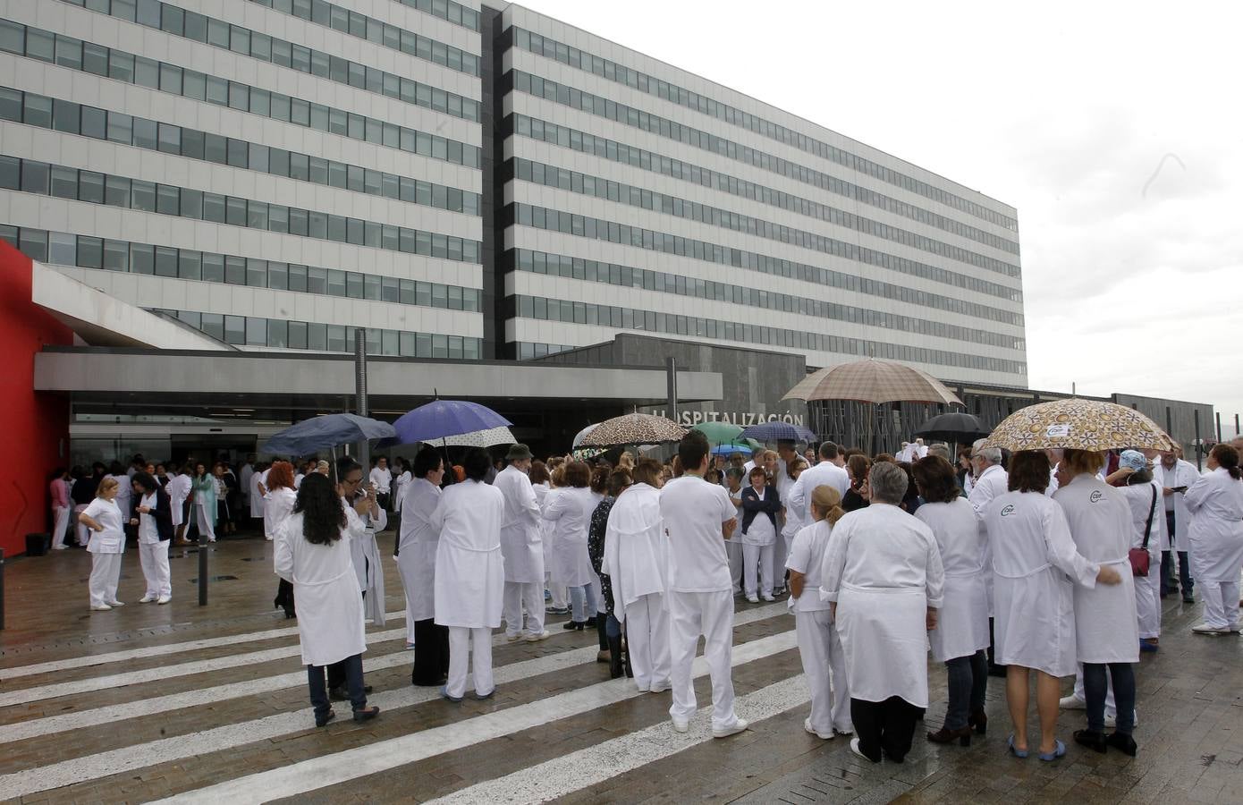 Protesta de los trabajadores del HUCA
