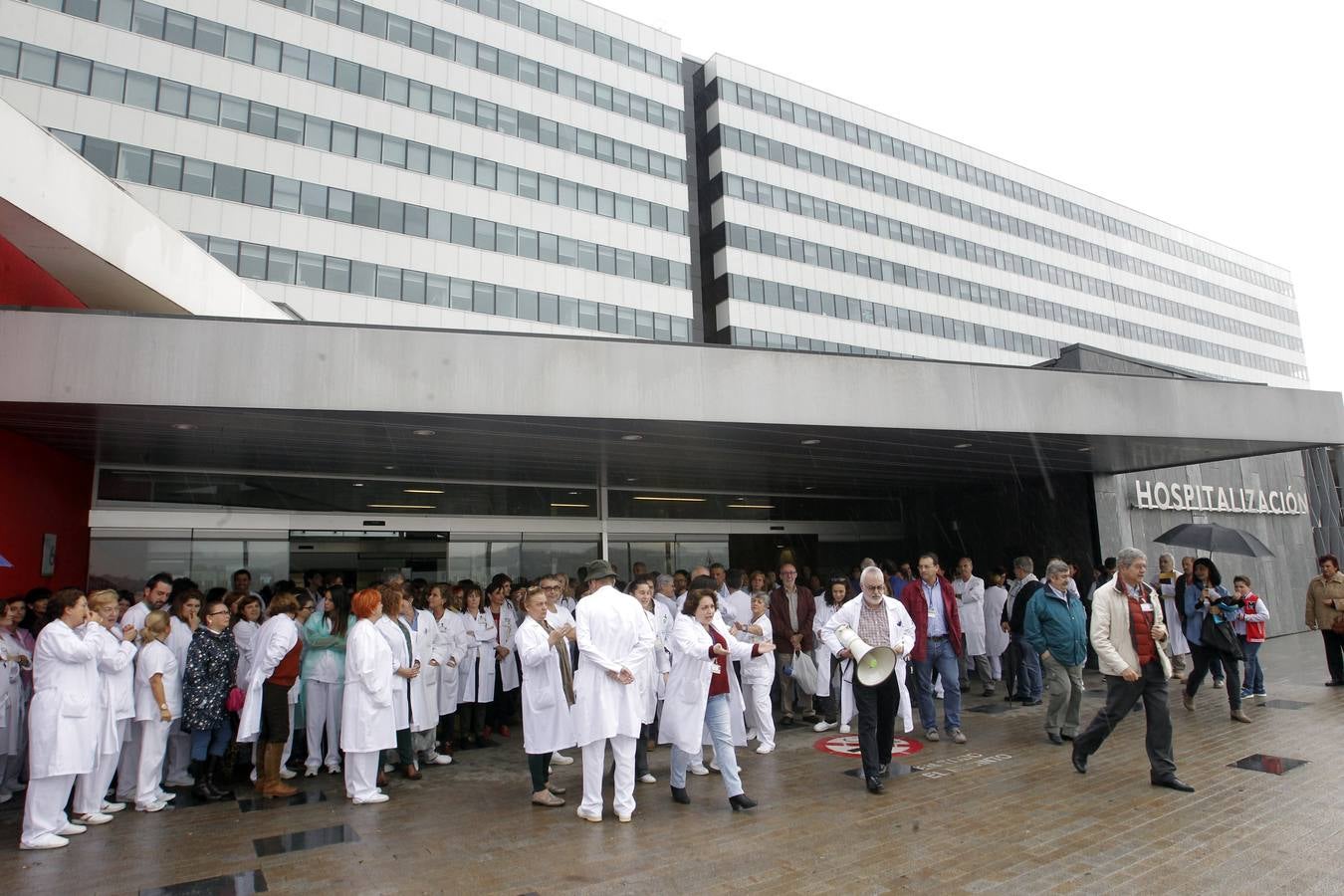 Protesta de los trabajadores del HUCA