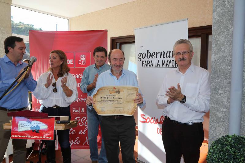 El PSOE homenajea a su exsecretario general, Alfredo Pérez Rubalcaba, en Llanes