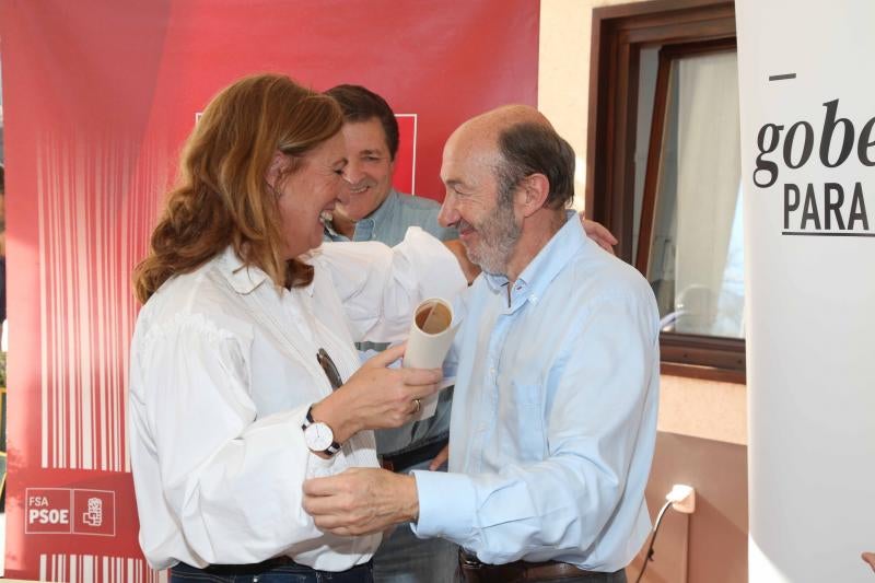 El PSOE homenajea a su exsecretario general, Alfredo Pérez Rubalcaba, en Llanes