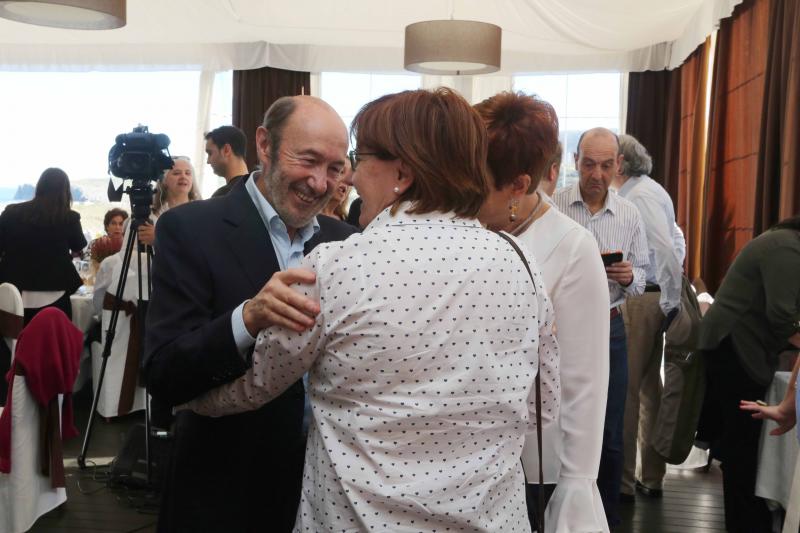 El PSOE homenajea a su exsecretario general, Alfredo Pérez Rubalcaba, en Llanes