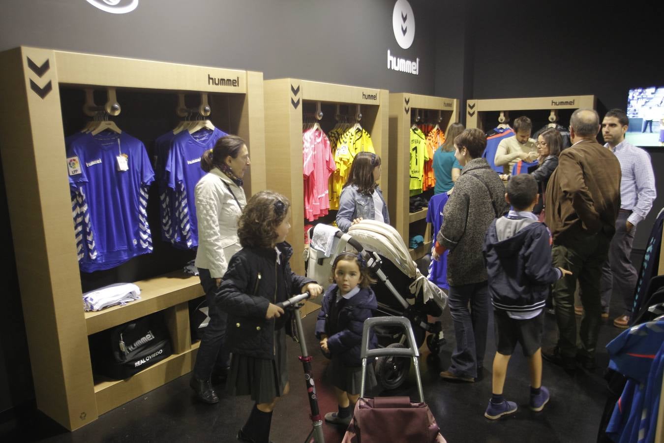 Colas para adquirir la nueva camiseta del Real Oviedo