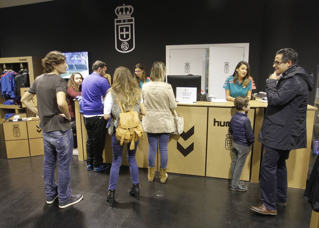 Colas para adquirir la nueva camiseta del Real Oviedo