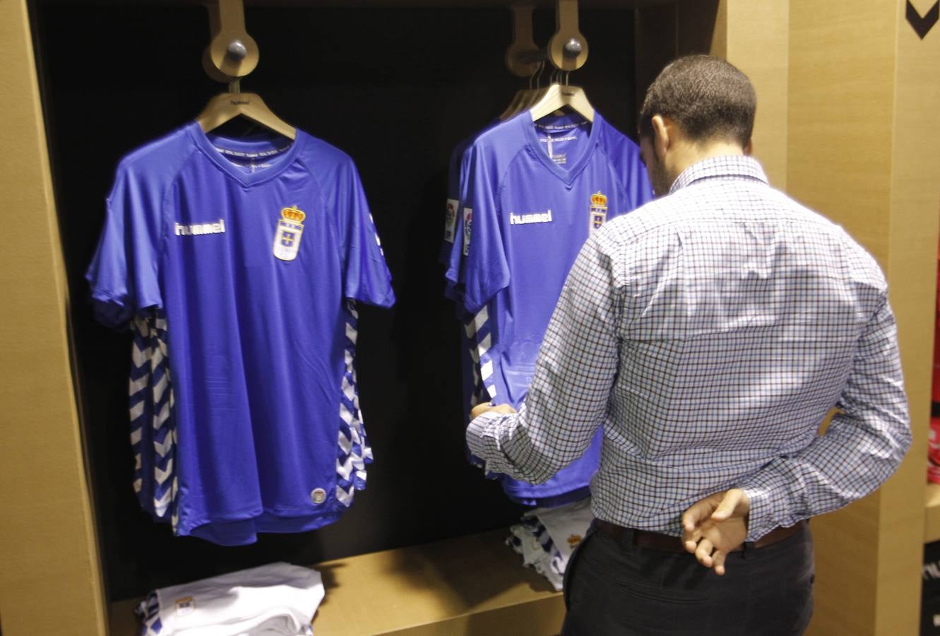 Colas para adquirir la nueva camiseta del Real Oviedo