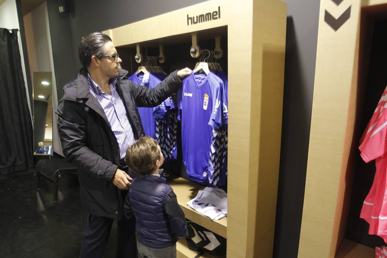 Colas para adquirir la nueva camiseta del Real Oviedo